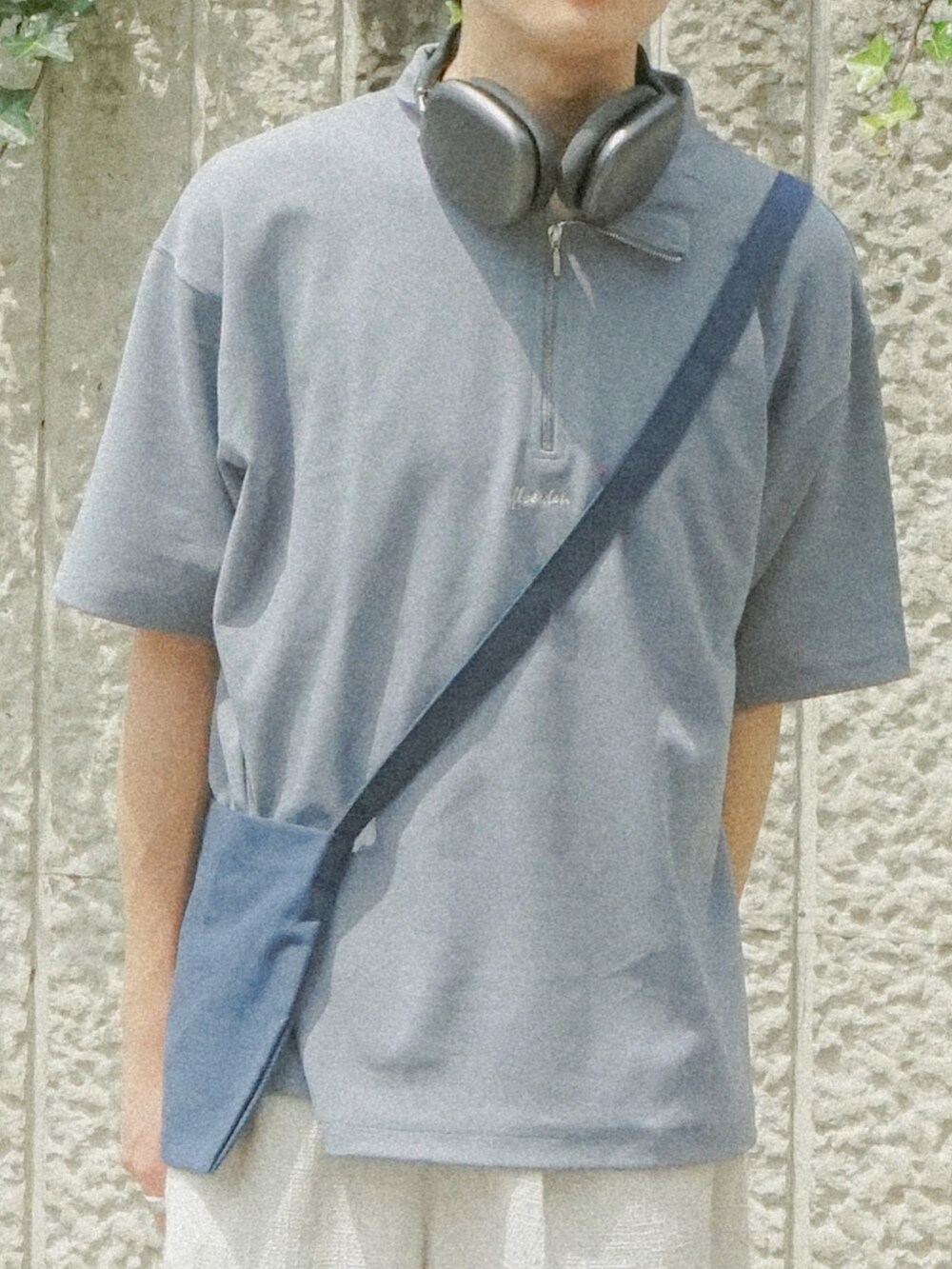 ブルー系のTシャツ/カットソー、ベージュ系のその他パンツ、オレンジ系のショルダーバッグを着用したメンズの春コーディネートの4枚目の写真