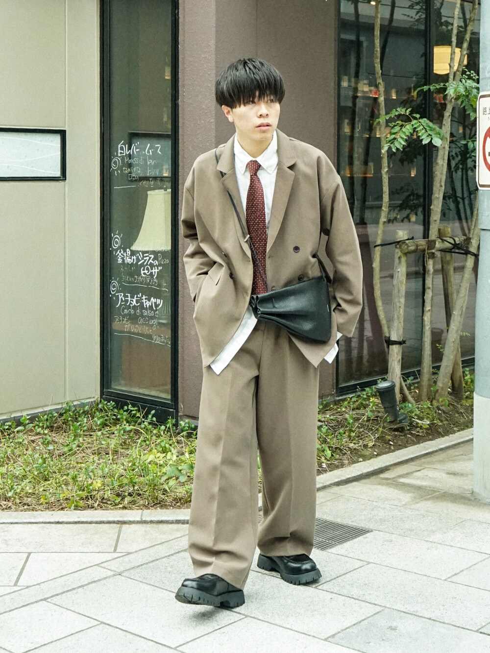 ブラウン系のテーラードジャケット、イエロー系のシャツ/ブラウス、ブラウン系のその他パンツを着用したメンズの春コーディネートの4枚目の写真