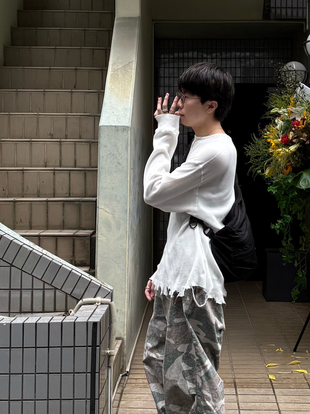 ホワイト系のTシャツ/カットソー、ブラック系のショルダーバッグ、ブラック系のブーツを着用したメンズの秋コーディネートの2枚目の写真