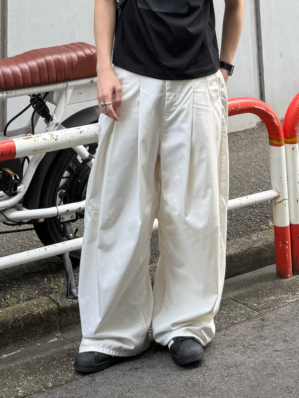 その他のTシャツ/カットソー、ホワイト系のその他パンツ、ブラック系のショルダーバッグを着用したメンズの夏コーディネートの4枚目の写真