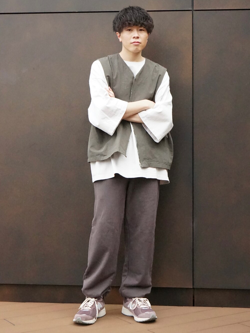 グレー系のTシャツ/カットソー、グレー系のベスト、グレー系のスウェットパンツを着用したメンズの春コーディネートの3枚目の写真