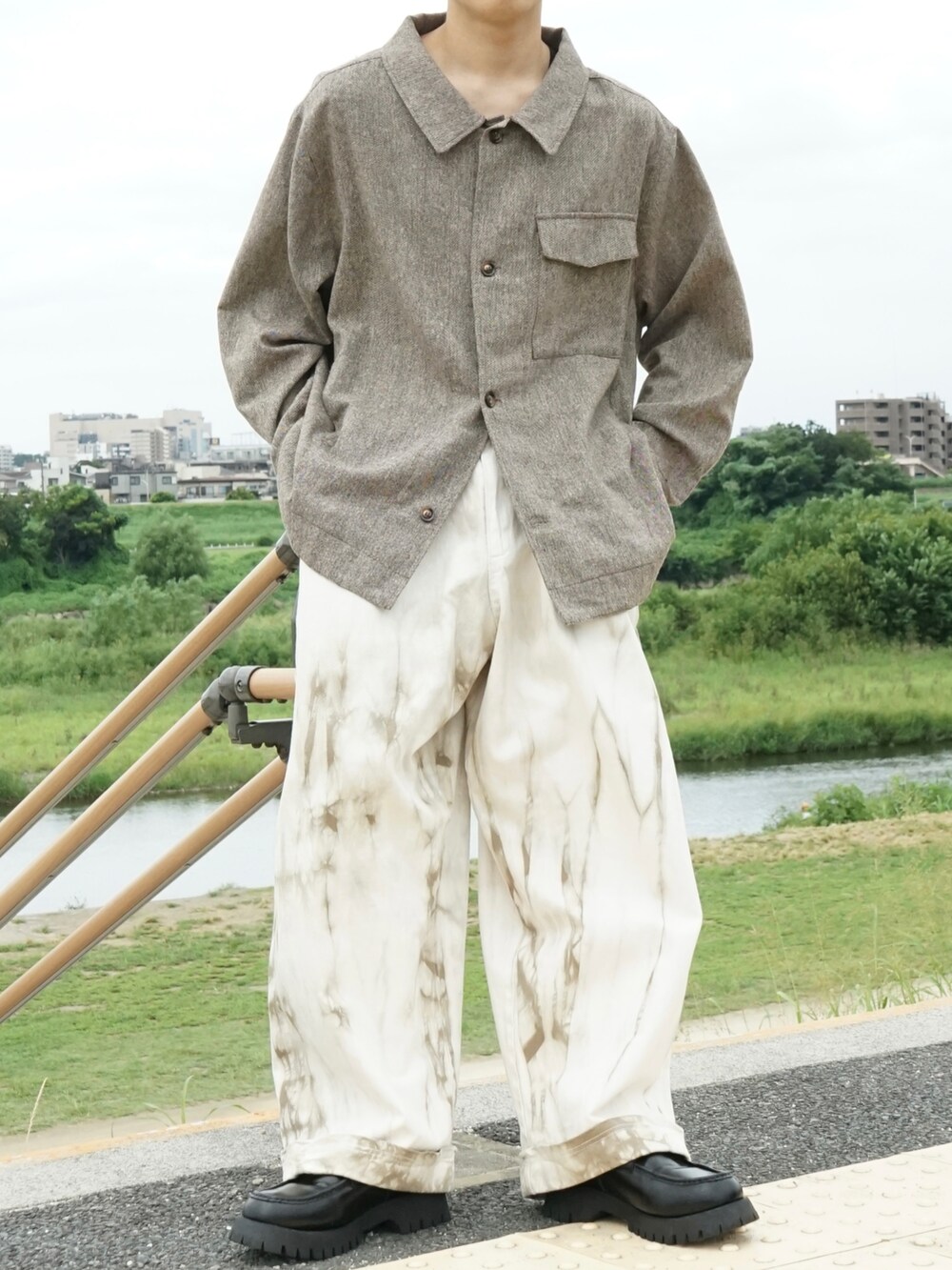 ブラウン系のシャツ/ブラウス、ベージュ系のその他パンツ、ブラック系のローファーを着用したメンズの夏コーディネートの4枚目の写真