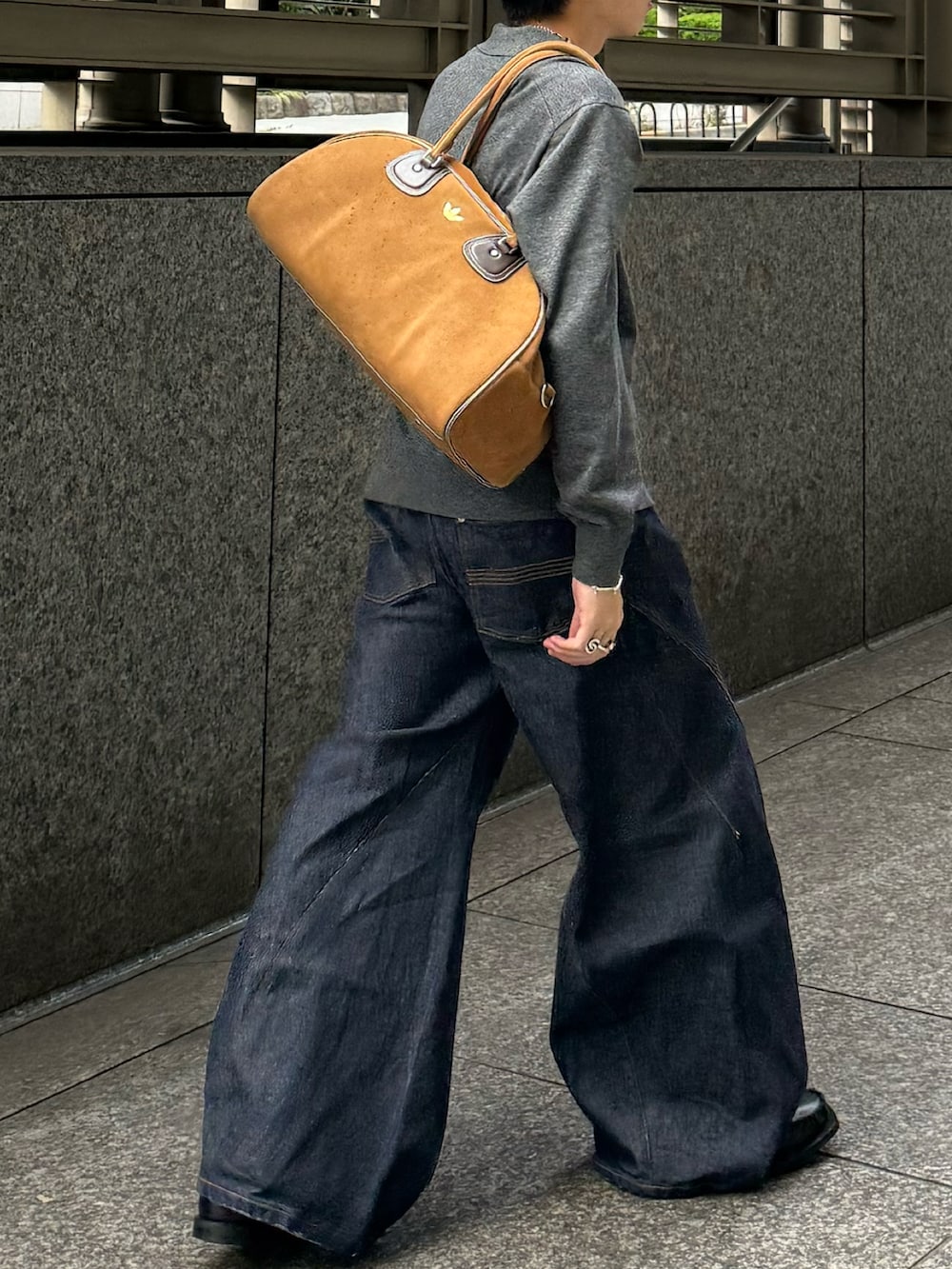 グレー系のシャツ/ブラウス、ブルー系のデニムパンツ、ベージュ系のバッグを着用したメンズの秋コーディネートの5枚目の写真