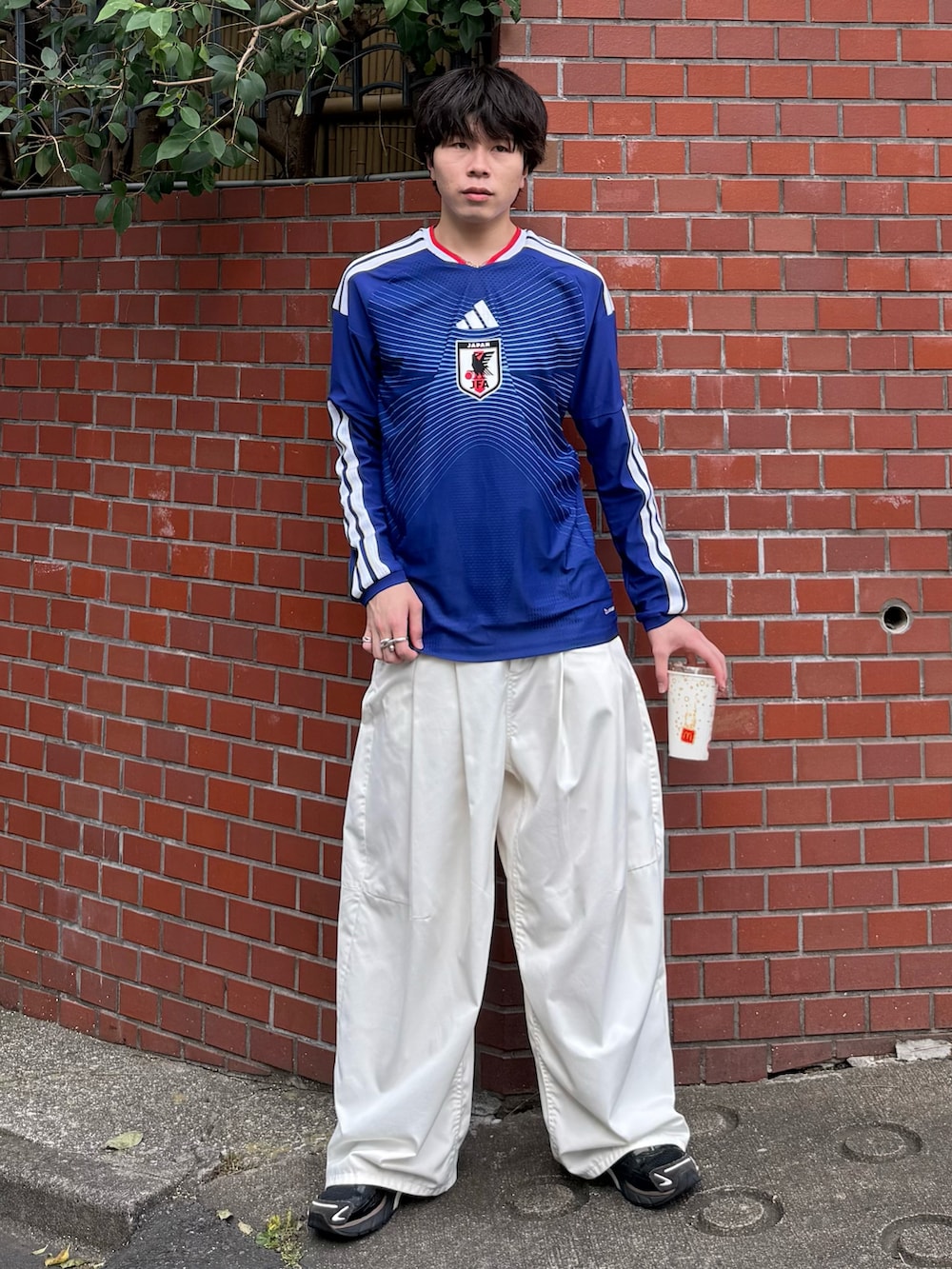 ブルー系のTシャツ/カットソー、ホワイト系のその他パンツ、ブラウン系のスニーカーを着用したメンズの夏コーディネートの2枚目の写真