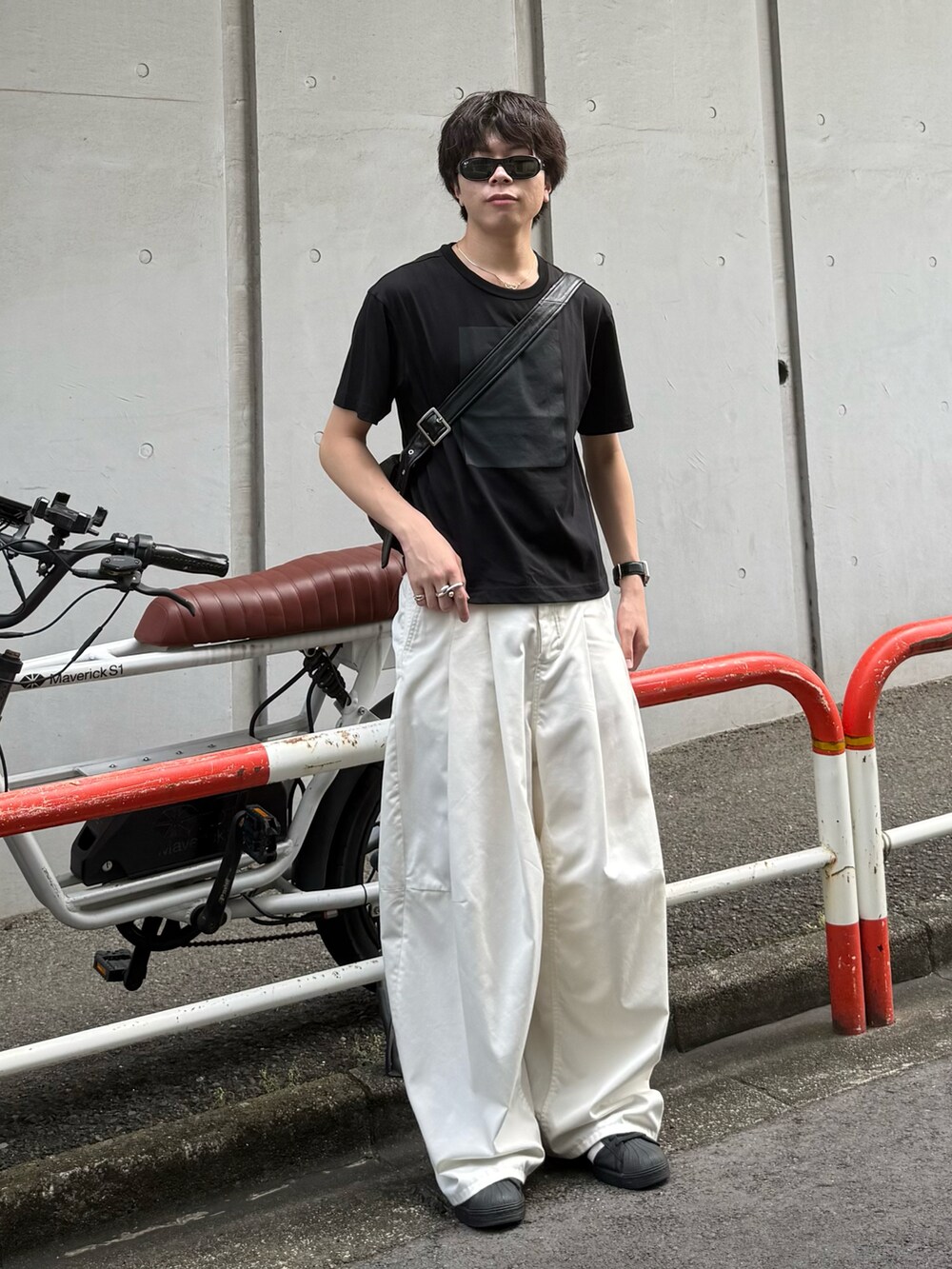その他のTシャツ/カットソー、ホワイト系のその他パンツ、ブラック系のショルダーバッグを着用したメンズの夏コーディネートの2枚目の写真