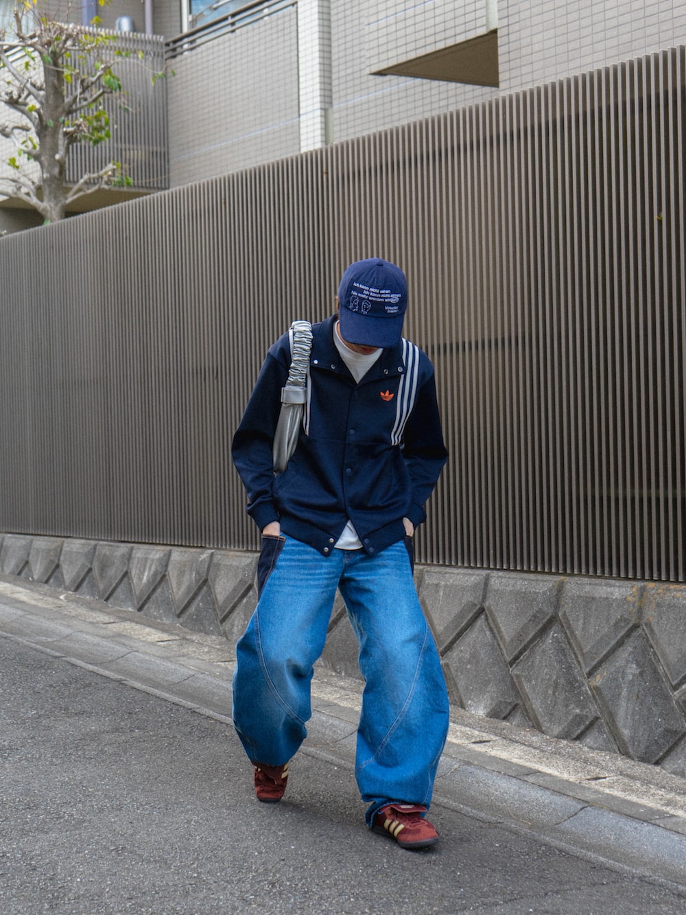 ブルー系のジャージ、その他のTシャツ/カットソー、ブルー系のデニムパンツを着用したメンズの春コーディネートの3枚目の写真