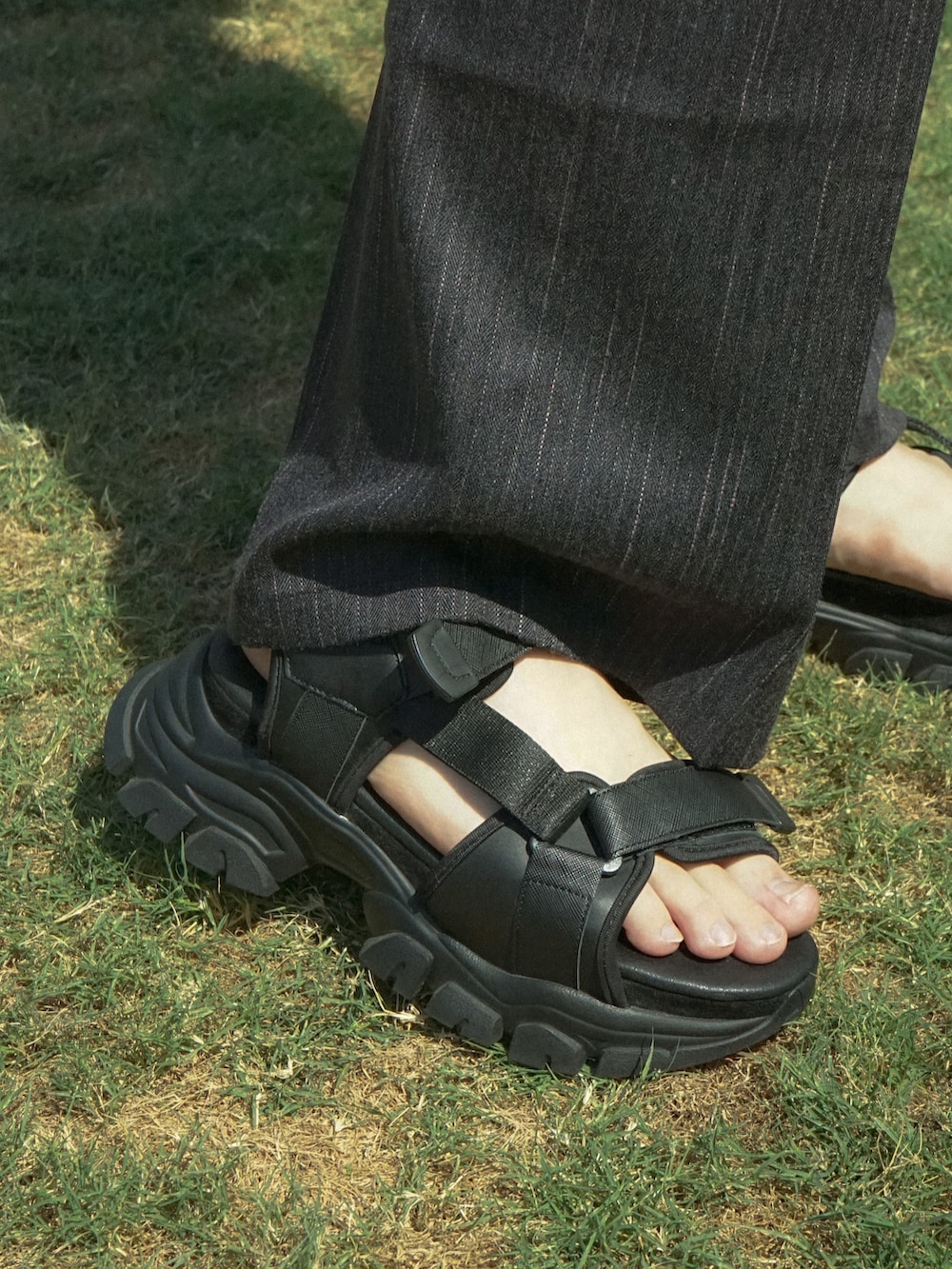 グレー系のシャツ/ブラウス、グレー系のスラックス、ブラック系のショルダーバッグを着用したメンズの夏コーディネートの3枚目の写真