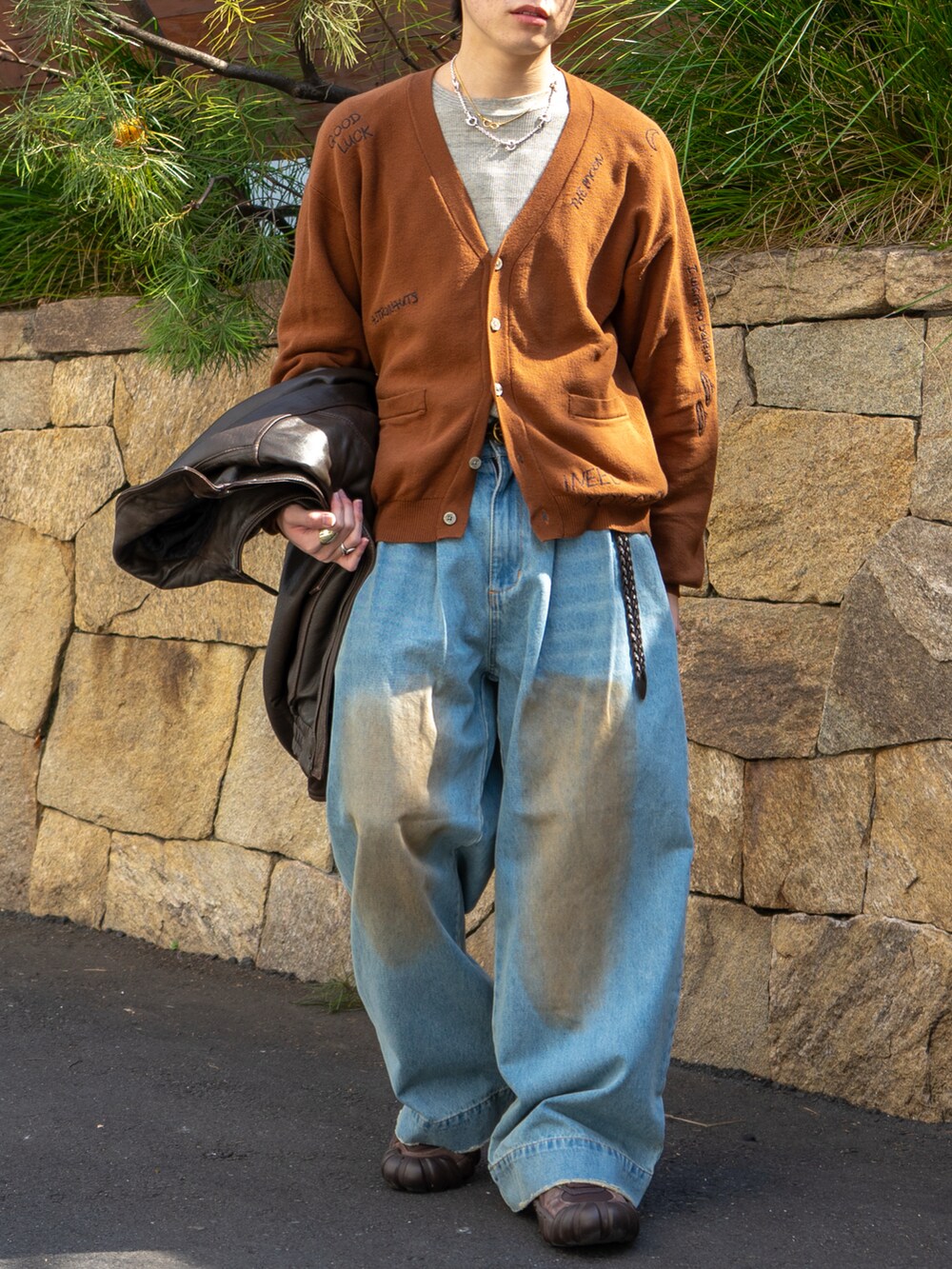 ブラウン系のカーディガン/ボレロ、グレー系のTシャツ/カットソー、ブラウン系のブルゾンを着用したメンズの春コーディネートの3枚目の写真