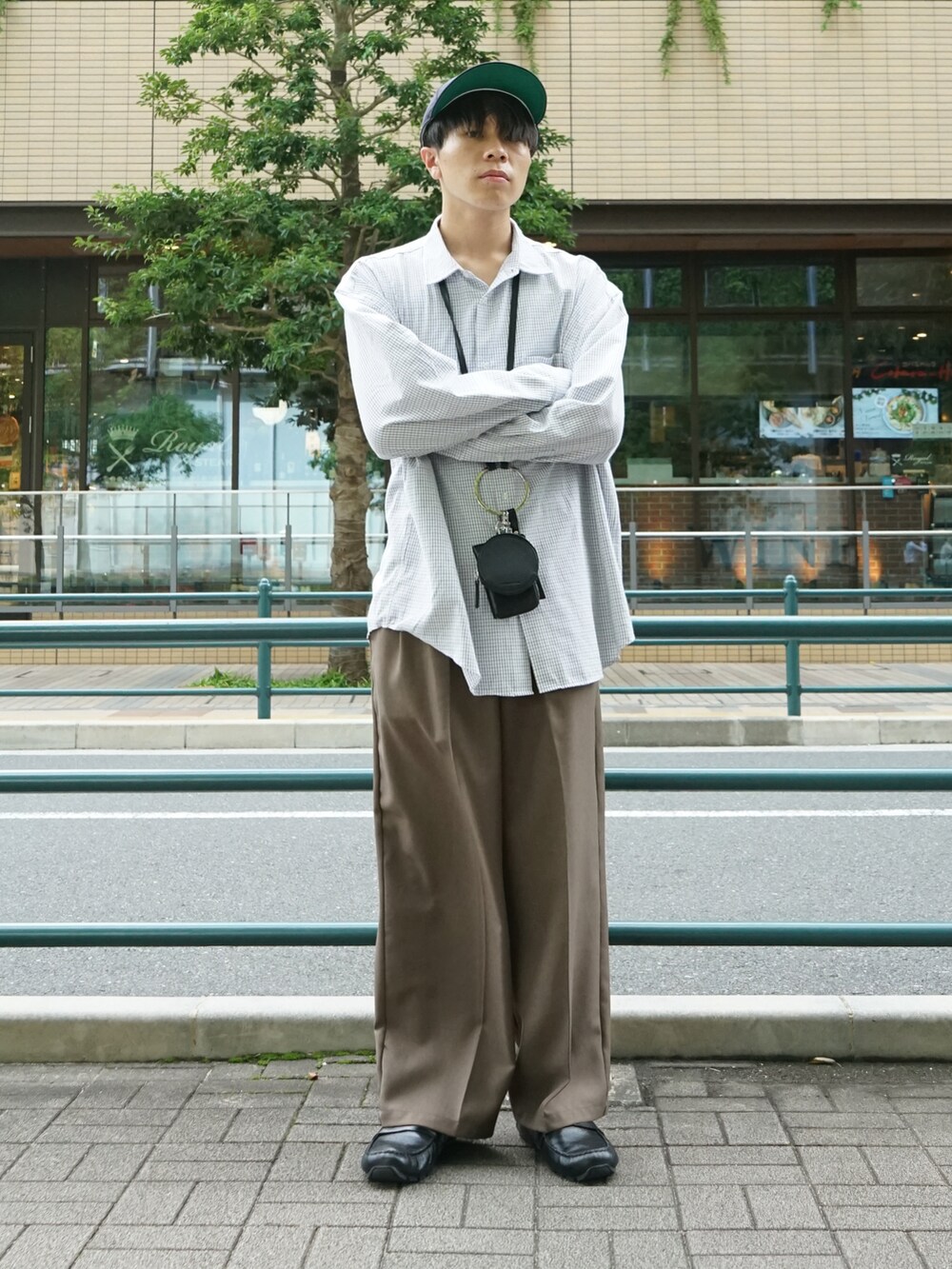 ブラック系のシャツ/ブラウス、ブラウン系のスラックス、ブラック系のショルダーバッグを着用したメンズの秋コーディネートの4枚目の写真