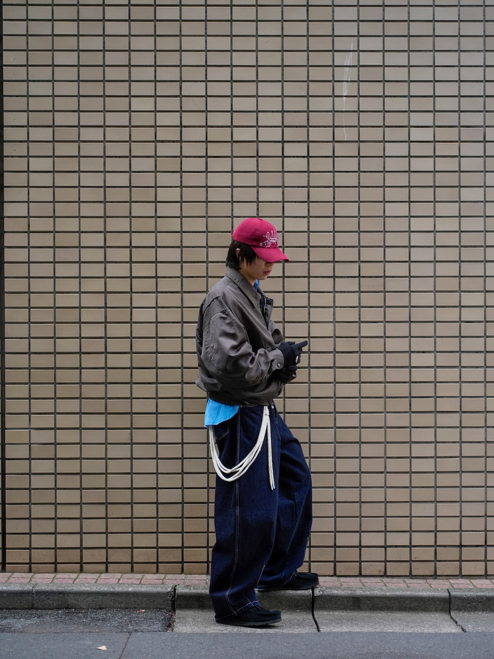 ブルー系のシャツ/ブラウス、ブラック系のその他シューズ、グレー系のナイロンジャケットを着用したメンズの冬コーディネートの3枚目の写真