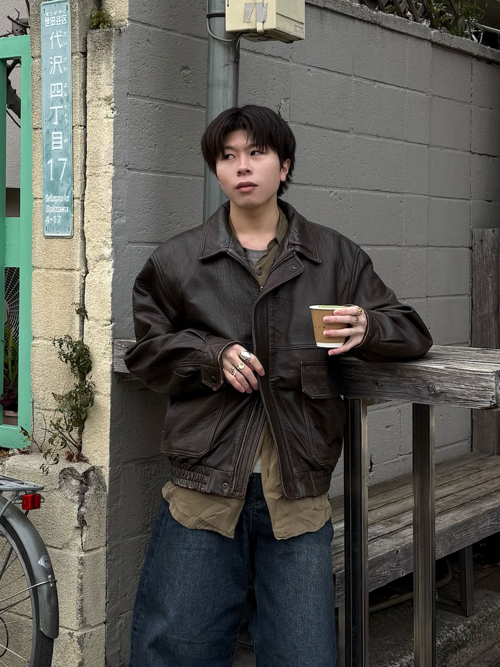 ブラウン系のブルゾン、ブルー系のデニムパンツ、ブラウン系のブーツを着用したメンズの冬コーディネートの3枚目の写真