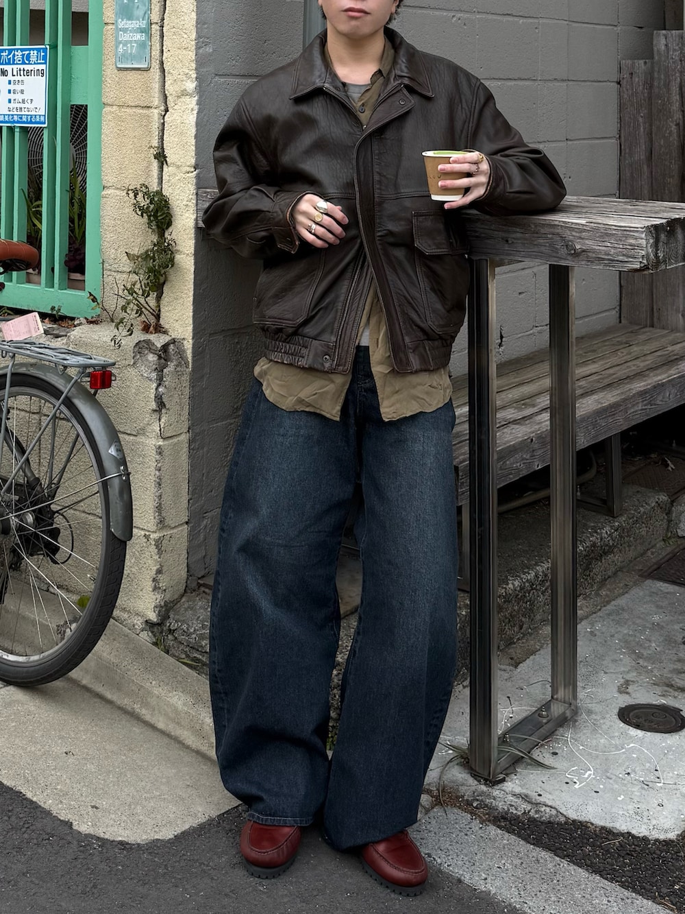 ブラウン系のブルゾン、ブルー系のデニムパンツ、ブラウン系のブーツを着用したメンズの冬コーディネートの4枚目の写真