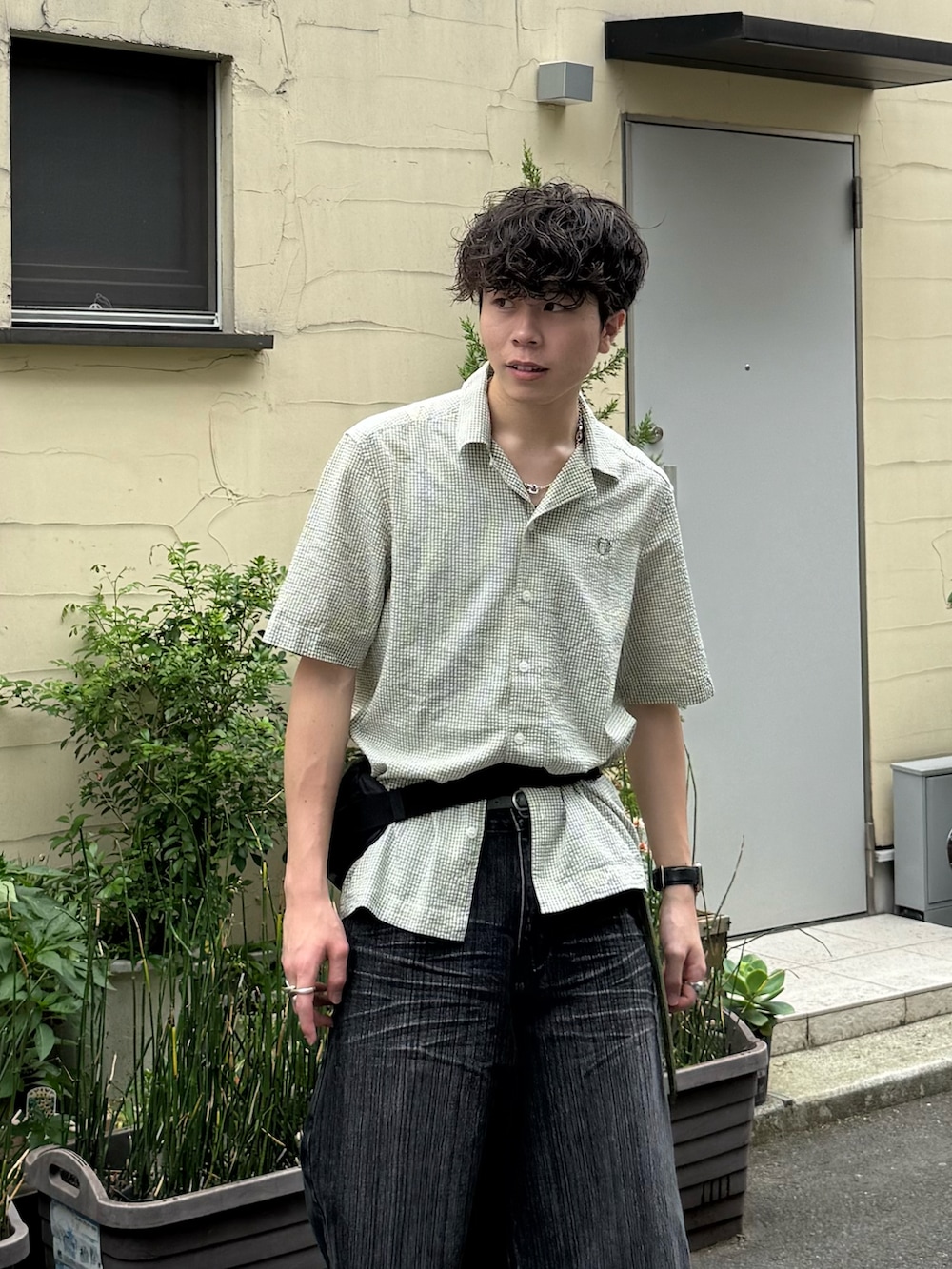 グリーン系のシャツ/ブラウス、グレー系のデニムパンツ、ブラック系のボディバッグ/ウエストポーチを着用したメンズの夏コーディネートの2枚目の写真