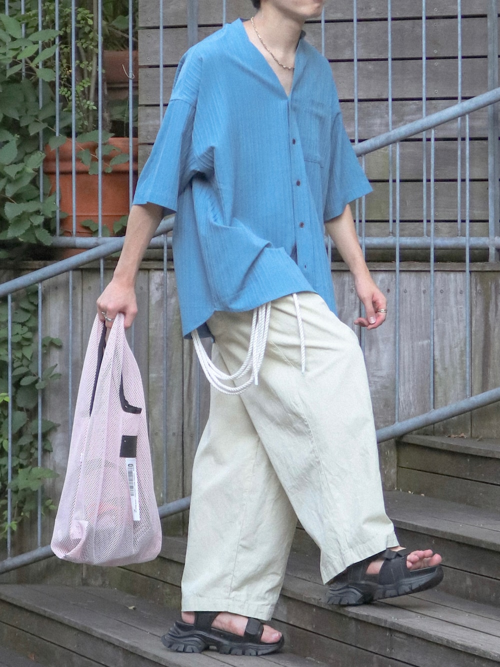 ピンク系のトートバッグ、ブラック系のサンダル、ブルー系のその他を着用したメンズの夏コーディネートの5枚目の写真