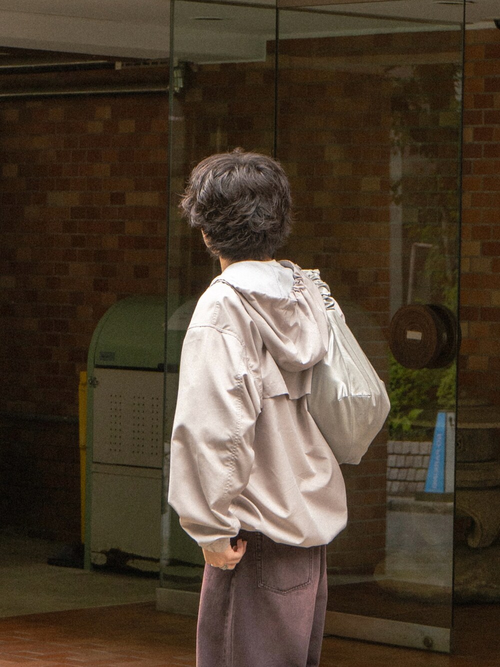 ベージュ系のブルゾン、ホワイト系のTシャツ/カットソー、ブラック系のデニムパンツを着用したメンズの春コーディネートの4枚目の写真