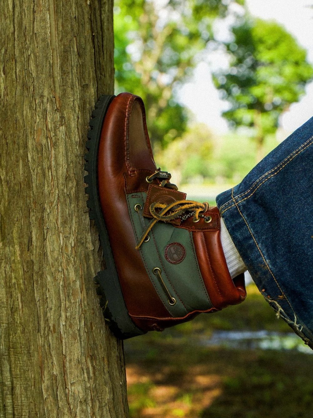 ベージュ系のシャツ/ブラウス、ブラウン系のタンクトップ、ブルー系のデニムパンツを着用したメンズの夏コーディネートの4枚目の写真