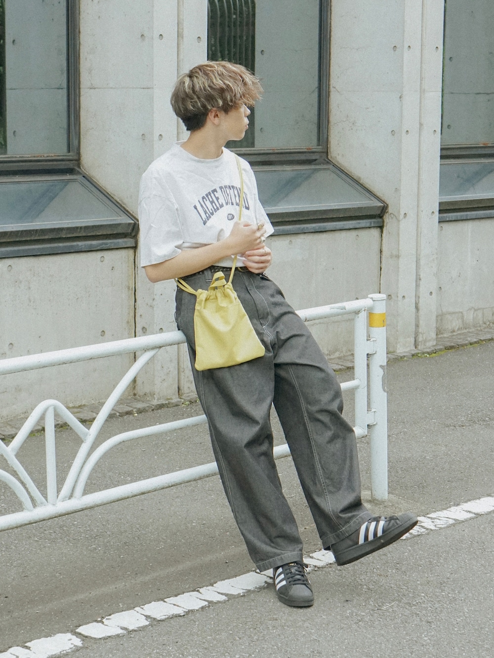 グレー系のTシャツ/カットソー、グレー系のデニムパンツ、イエロー系のショルダーバッグを着用したメンズの夏コーディネートの2枚目の写真