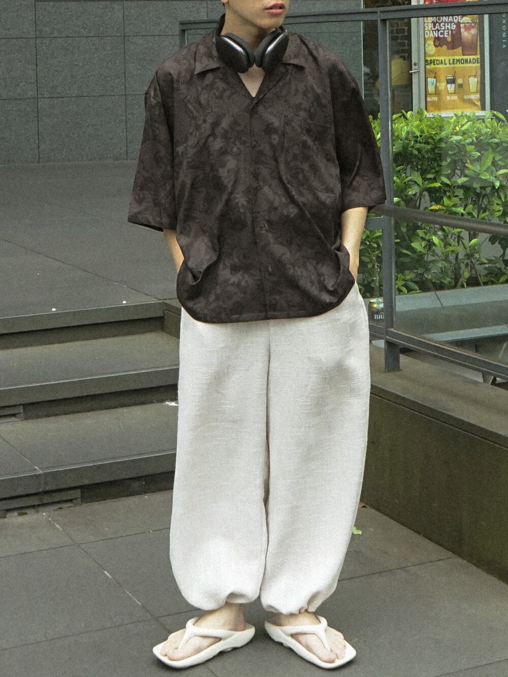 ブラック系のシャツ/ブラウス、ベージュ系のその他パンツ、ホワイト系のサンダルを着用したメンズの夏コーディネートの5枚目の写真
