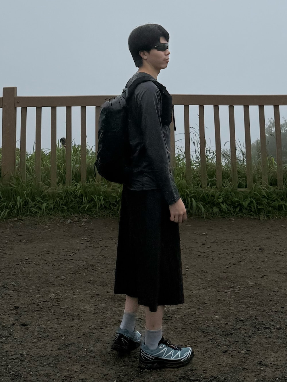 グレー系のTシャツ/カットソー、ブラック系のバックパック/リュック、その他のその他パンツを着用したメンズの夏コーディネートの2枚目の写真