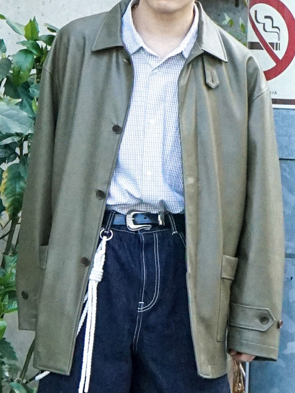 グリーン系のカバーオール、ブラック系のシャツ/ブラウス、ブルー系のデニムパンツを着用したメンズの冬コーディネートの4枚目の写真