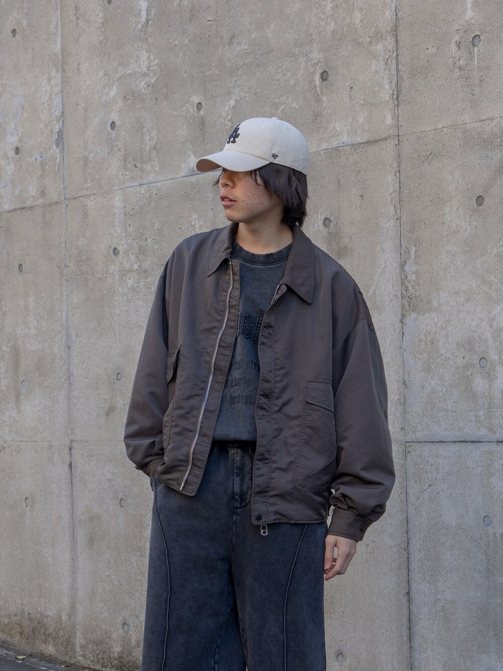 グレー系のスウェット、グレー系のスウェットパンツ、ブラック系のその他シューズを着用したメンズの冬コーディネートの4枚目の写真