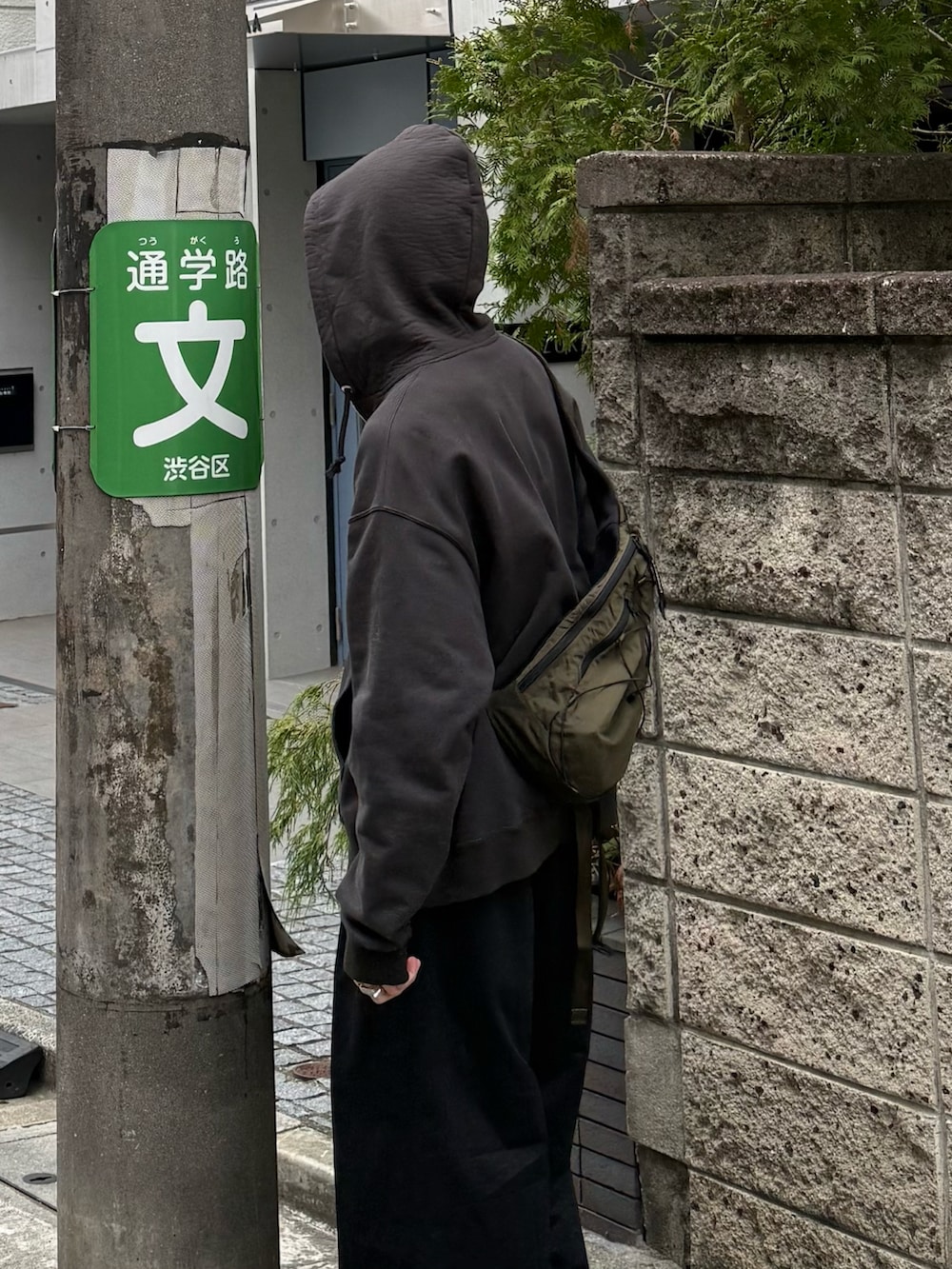 ブラック系のパーカー、グレー系のTシャツ/カットソー、グリーン系のバックパック/リュックを着用したメンズの春コーディネートの4枚目の写真