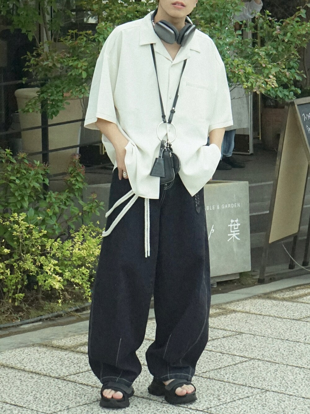 ホワイト系のシャツ/ブラウス、ブルー系のデニムパンツ、ブラック系のショルダーバッグを着用したメンズの夏コーディネートの5枚目の写真