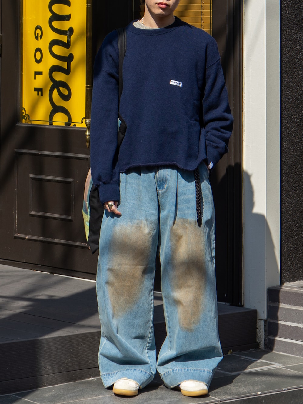 ブルー系のスウェット、ブルー系のデニムパンツ、グレー系のTシャツ/カットソーを着用したメンズの春コーディネートの4枚目の写真