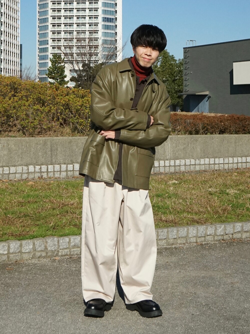 ブラック系のカバーオール、ブラウン系のシャツ/ブラウス、レッド系のTシャツ/カットソーを着用したメンズの冬コーディネートの2枚目の写真