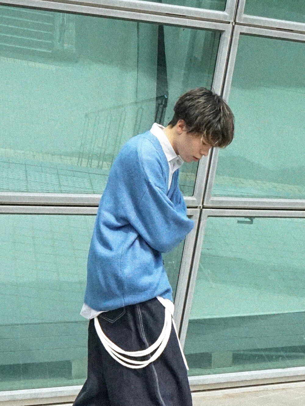 ブルー系のカーディガン/ボレロ、ブラック系のシャツ/ブラウス、ブルー系のデニムパンツを着用したメンズの秋コーディネートの3枚目の写真