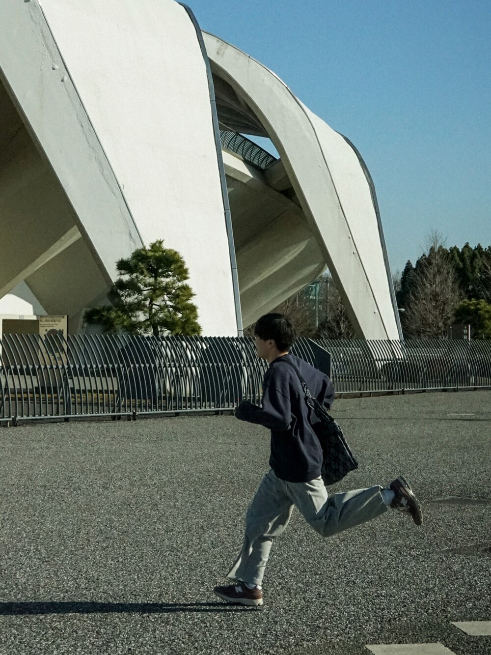 ブルー系のスウェット、グレー系のスウェットパンツ、ブルー系のショルダーバッグを着用したメンズの冬コーディネートの3枚目の写真