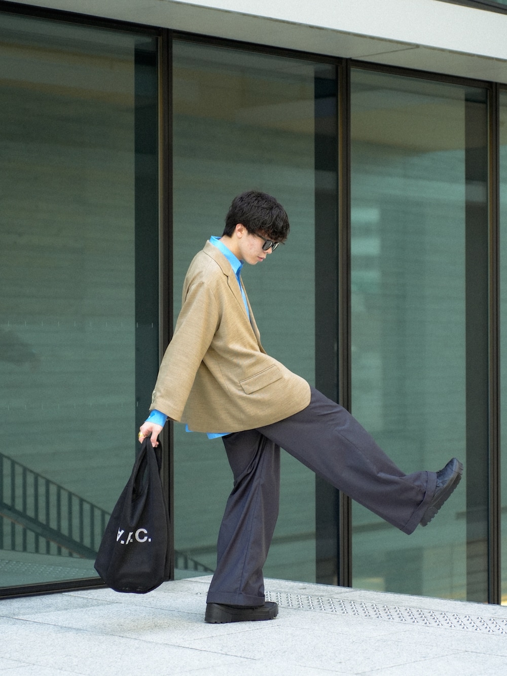 ブラウン系のテーラードジャケット、ブルー系のシャツ/ブラウス、グレー系のスラックスを着用したメンズの春コーディネートの3枚目の写真