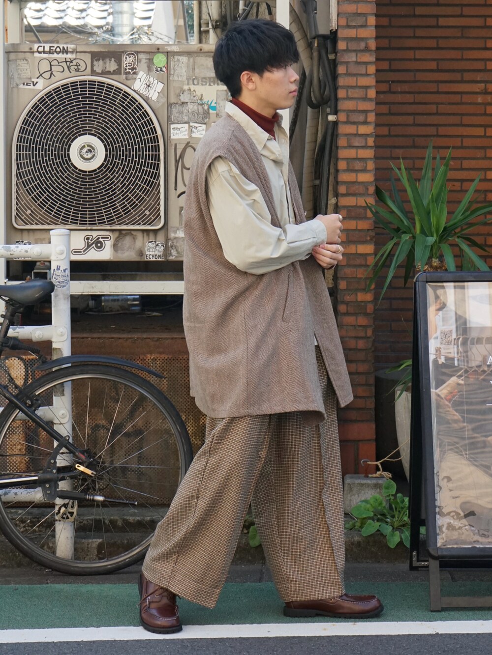 ブラウン系のベスト、ベージュ系のシャツ/ブラウス、レッド系のTシャツ/カットソーを着用したメンズの秋コーディネートの4枚目の写真