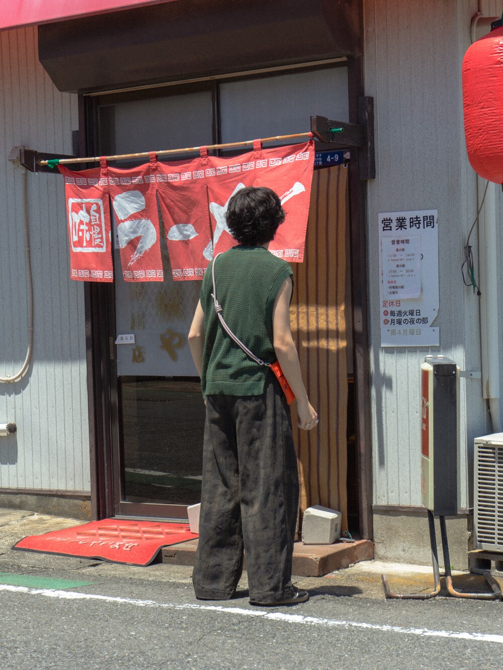 グリーン系のベスト、グリーン系のTシャツ/カットソー、グリーン系のその他パンツを着用したメンズの春コーディネートの3枚目の写真