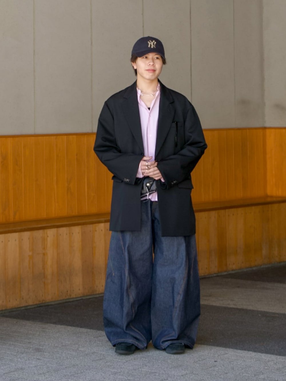 ピンク系のシャツ/ブラウス、ブルー系のデニムパンツ、ブラック系のその他シューズを着用したメンズの春コーディネートの2枚目の写真