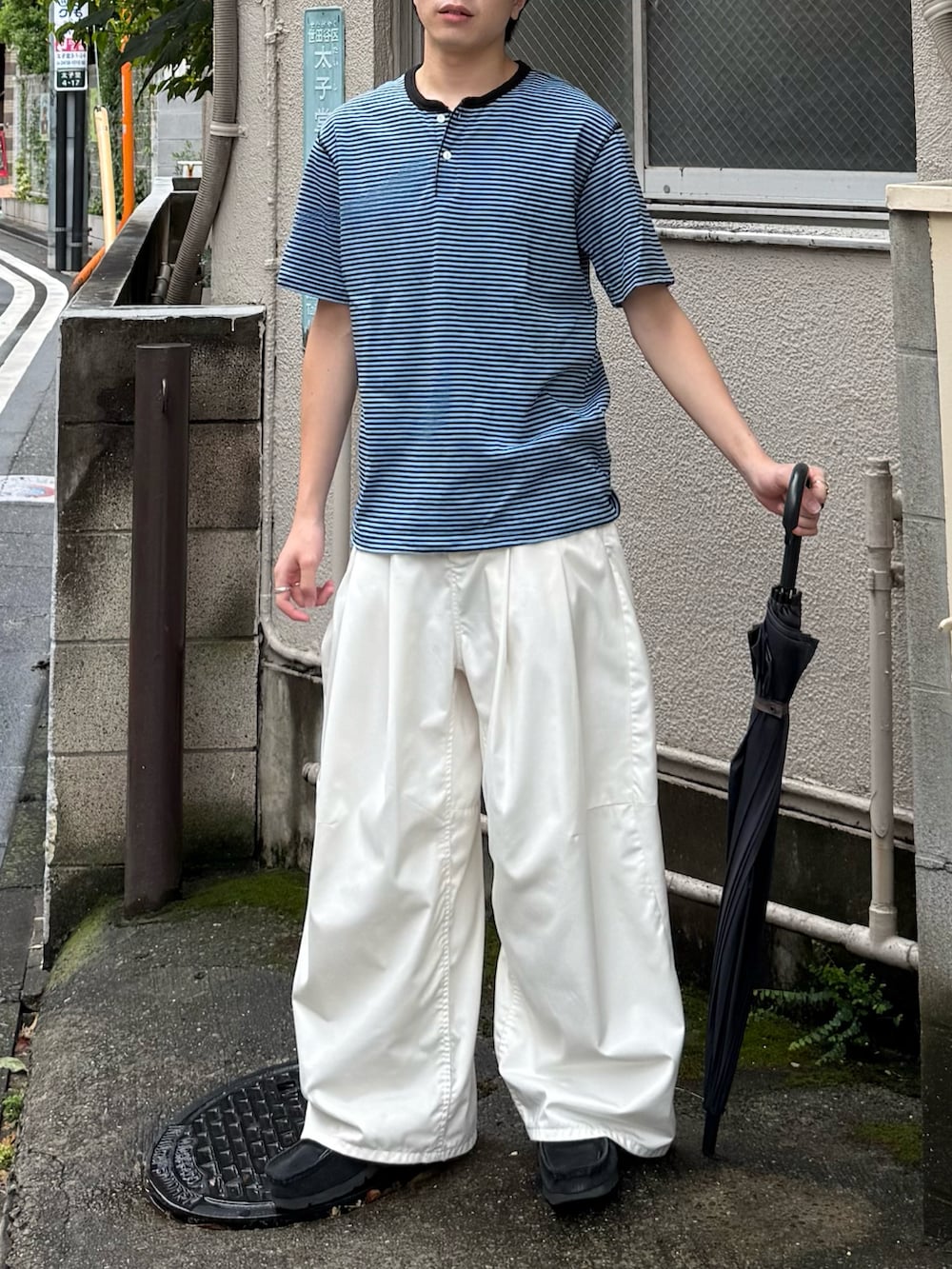 その他のTシャツ/カットソー、ホワイト系のその他パンツ、ブラック系のモカシン/デッキシューズを着用したメンズの夏コーディネートの4枚目の写真