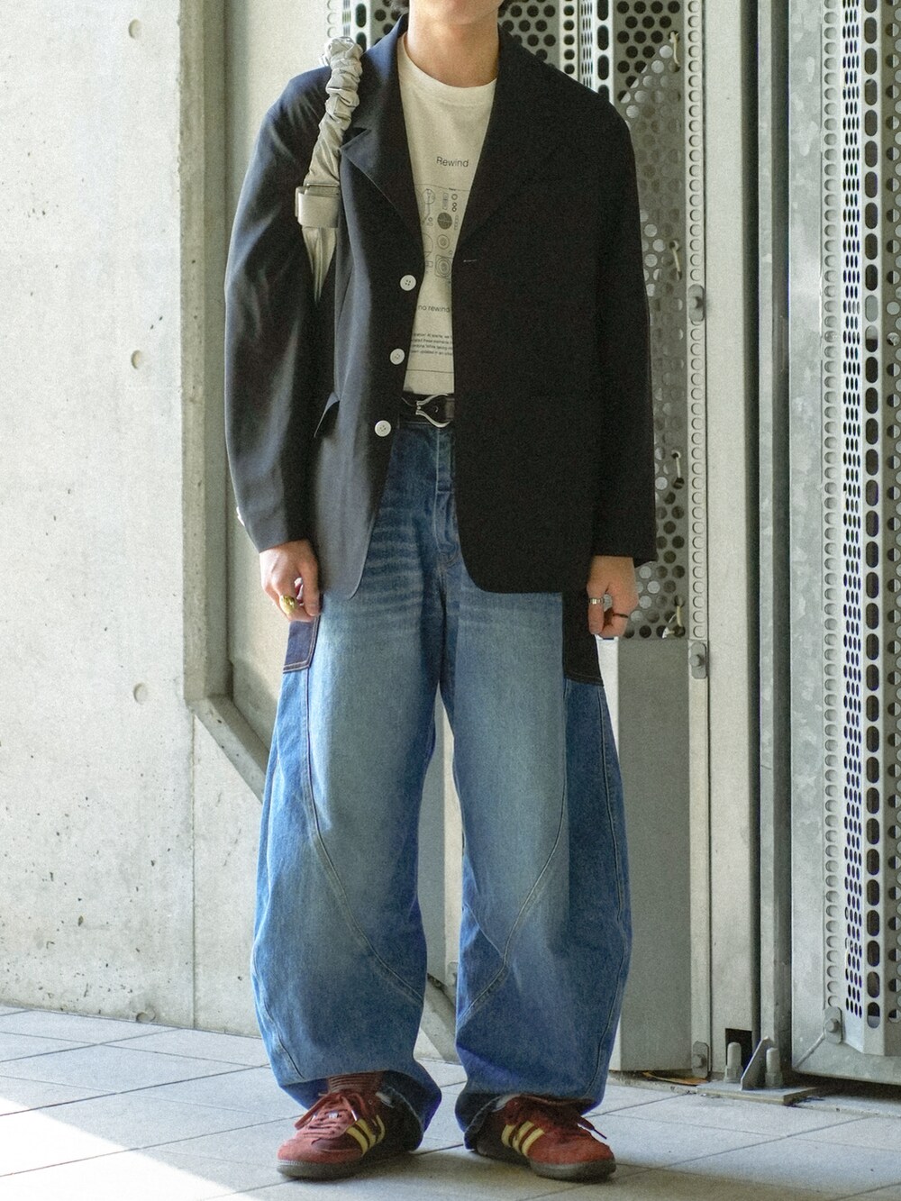 ブラック系のテーラードジャケット、その他のTシャツ/カットソー、ブルー系のデニムパンツを着用したメンズの春コーディネートの5枚目の写真