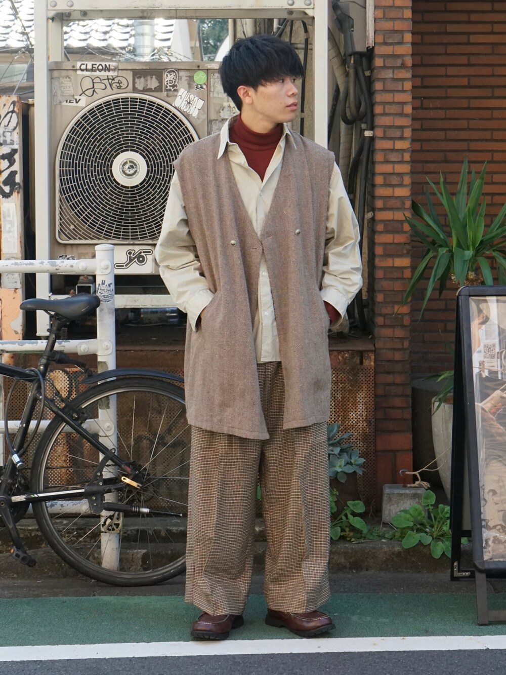 ブラウン系のベスト、ベージュ系のシャツ/ブラウス、レッド系のTシャツ/カットソーを着用したメンズの秋コーディネートの3枚目の写真