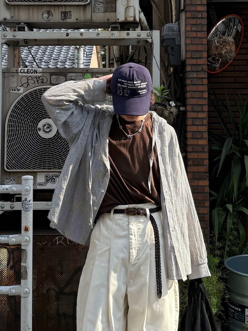 ホワイト系のシャツ/ブラウス、ブラウン系のTシャツ/カットソー、ホワイト系のその他パンツを着用したメンズの春コーディネートの4枚目の写真