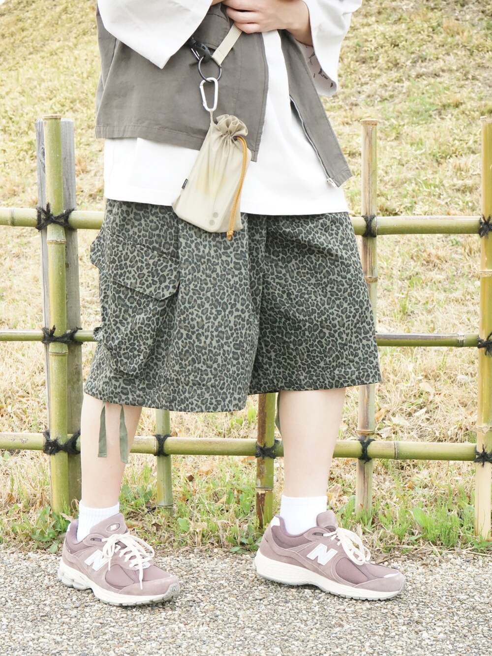 グレー系のベスト、グレー系のTシャツ/カットソー、グリーン系のその他パンツを着用したメンズの春コーディネートの5枚目の写真