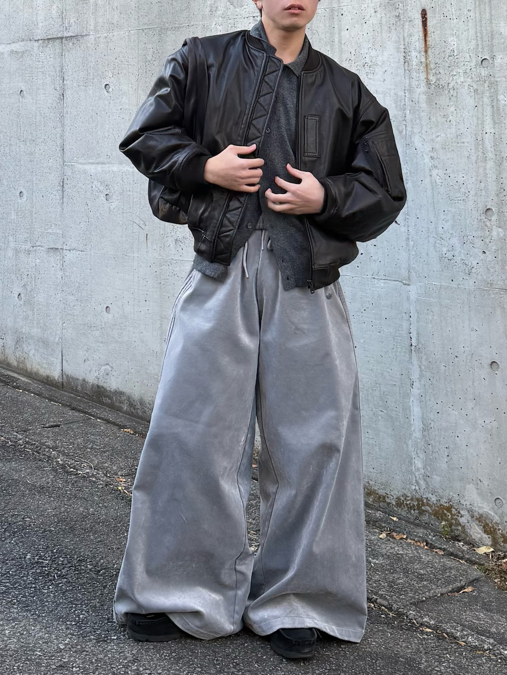 ブラウン系のMA-1、グレー系のシャツ/ブラウス、グレー系のスウェットパンツを着用したメンズの冬コーディネートの2枚目の写真