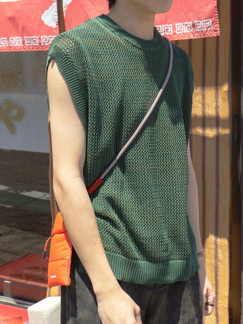 グリーン系のベスト、グリーン系のTシャツ/カットソー、グリーン系のその他パンツを着用したメンズの春コーディネートの4枚目の写真