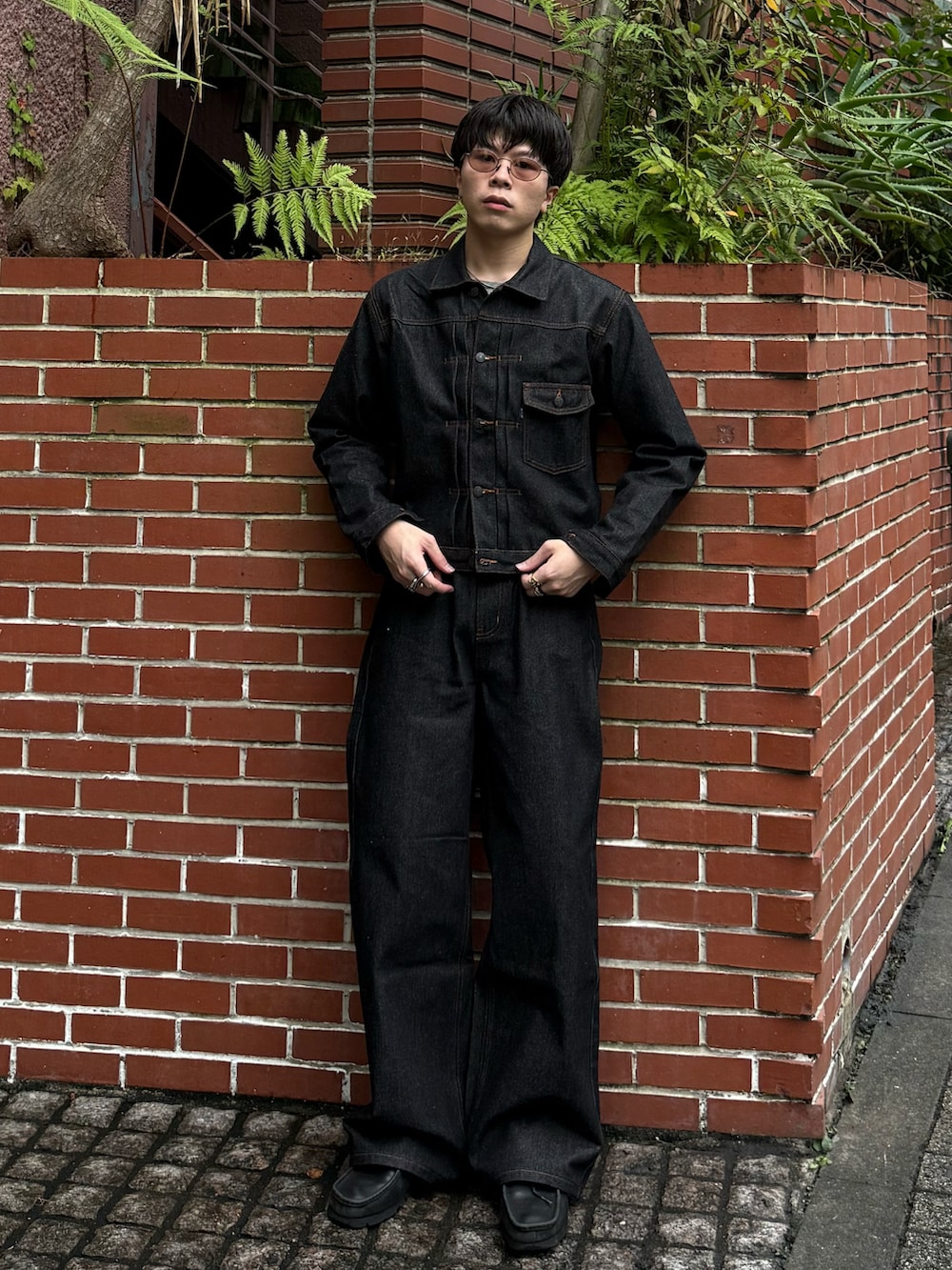 ブラック系のデニムジャケット、ブラック系のデニムパンツ、グレー系のTシャツ/カットソーを着用したメンズの秋コーディネートの2枚目の写真