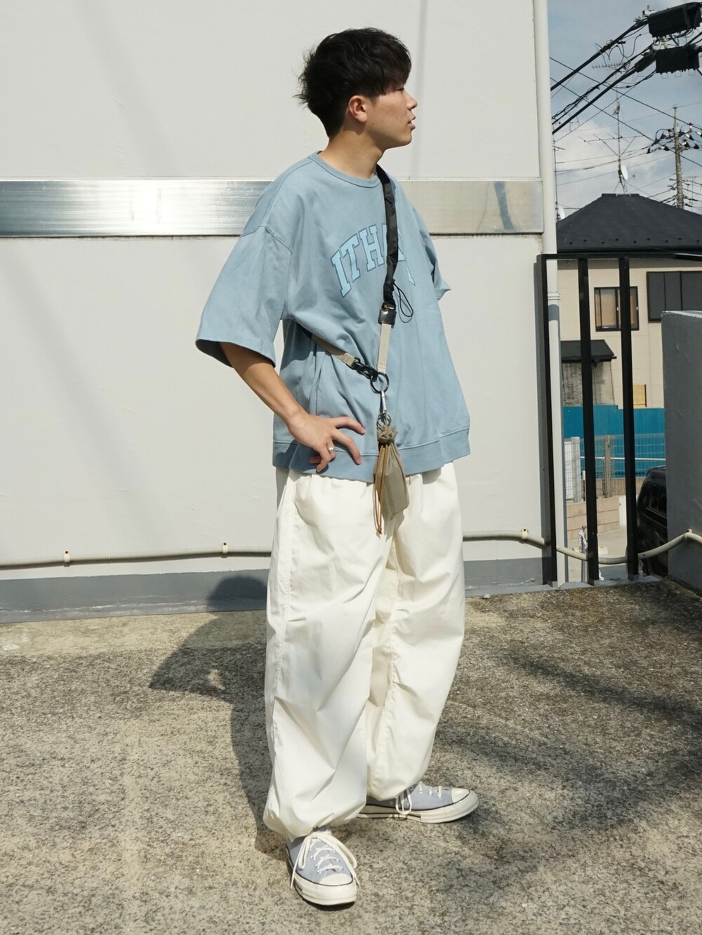 ブルー系のTシャツ/カットソー、ホワイト系のカーゴパンツ、ベージュ系のショルダーバッグを着用したメンズの夏コーディネートの3枚目の写真