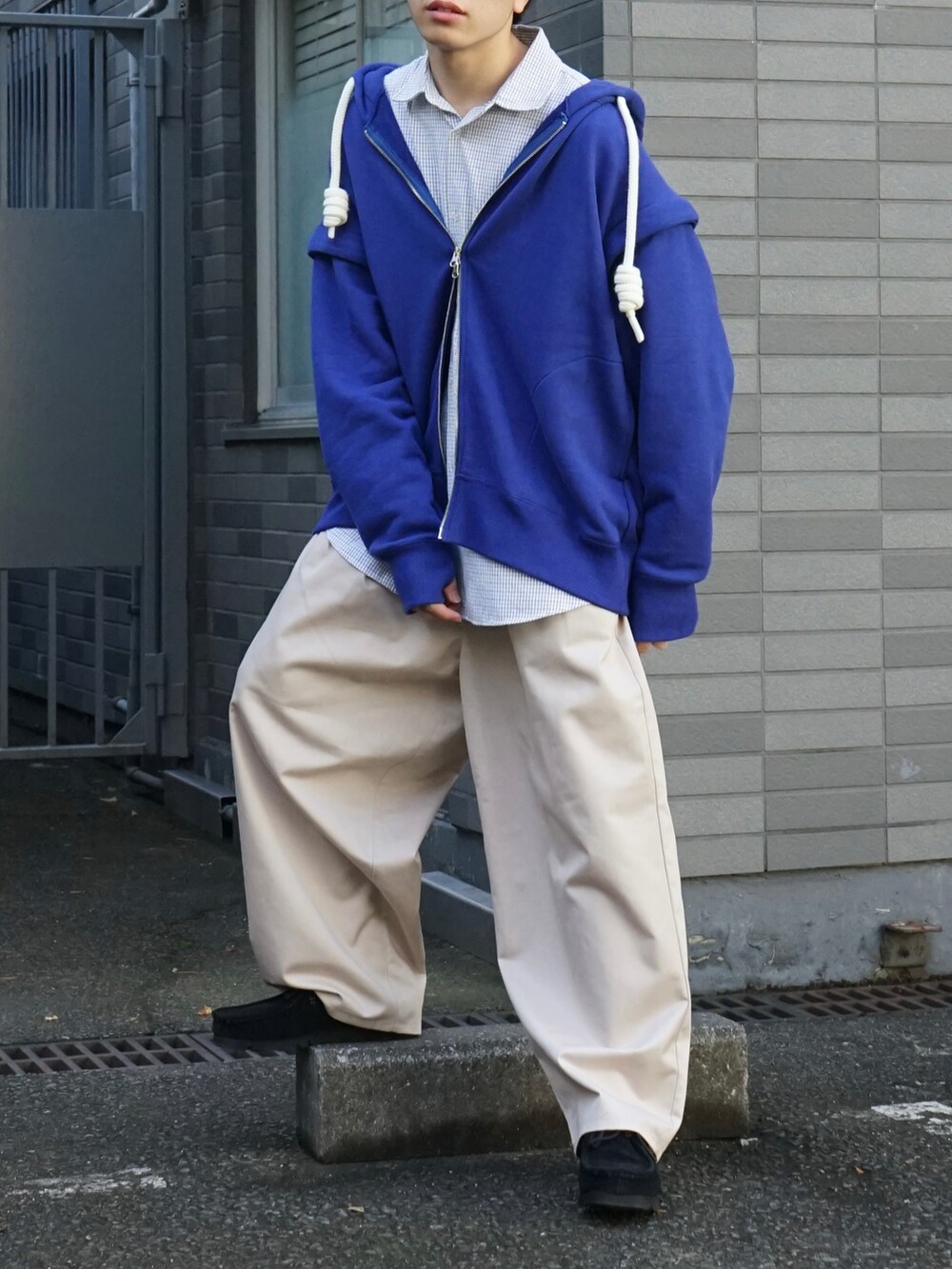 ブルー系のパーカー、ホワイト系のシャツ/ブラウス、ベージュ系のその他パンツを着用したメンズの秋コーディネートの5枚目の写真