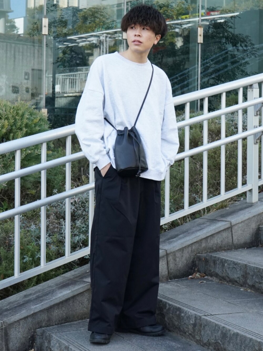 グレー系のスウェット、ブラック系のその他パンツ、ブラック系のショルダーバッグを着用したメンズの春コーディネートの3枚目の写真
