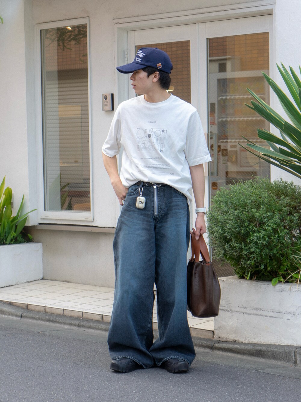 その他のTシャツ/カットソー、ブルー系のデニムパンツ、ブラウン系のハンドバッグを着用したメンズの夏コーディネートの2枚目の写真
