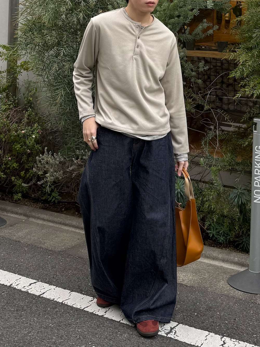 ベージュ系のTシャツ/カットソー、グレー系のTシャツ/カットソー、ブルー系のデニムパンツを着用したメンズの春コーディネートの4枚目の写真