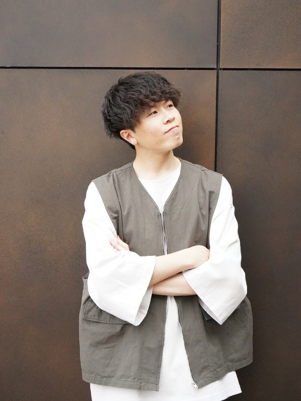 グレー系のTシャツ/カットソー、グレー系のベスト、グレー系のスウェットパンツを着用したメンズの春コーディネートの4枚目の写真