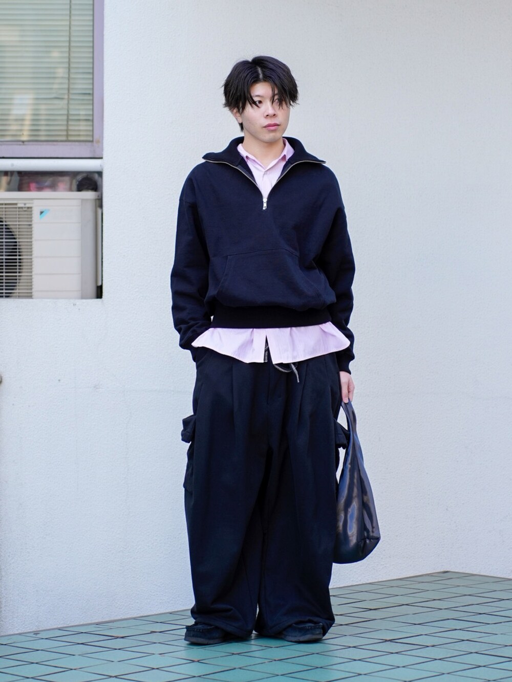 ブラック系のスウェット、ピンク系のシャツ/ブラウス、ブラック系のスウェットパンツを着用したメンズの春コーディネートの2枚目の写真